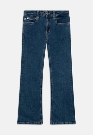 Jean en denim bleu foncé à jambes droites avec poches avant et arrière, passants de ceinture, fermeture par bouton et une petite étiquette de marque sur la poche avant.