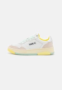 Białe sneakersy z pastelowo-żółtą i miętowo-zieloną podeszwą, zamszowymi akcentami, perforowanym noskiem, detalem logo oraz kontrastowym wnętrzem.