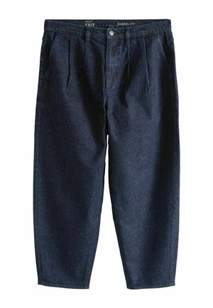 Ciemnoniebieskie spodnie dżinsowe o fasonie zwężanym ku dołowi, z plisami z przodu, bocznymi kieszeniami, szlufkami na pasek i zapięciem na guzik w pasie.