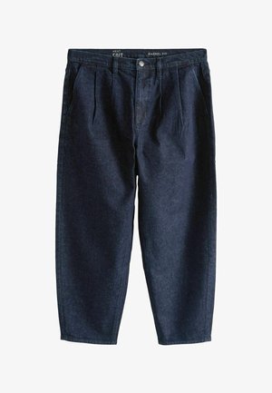 Dunkelblaue Jeans-Hosen im Fassschnitt mit vorderen Bügelfalten, seitlichen Taschen, Gürtelschlaufen und einem Knopfverschluss in der Taille.