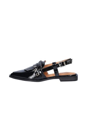 Schwarzer Slingback-Loafer aus Lackleder mit spitzer Zehenpartie, silbernen Ösendetails und verstellbarem Schnallenriemen, flache Sohle.