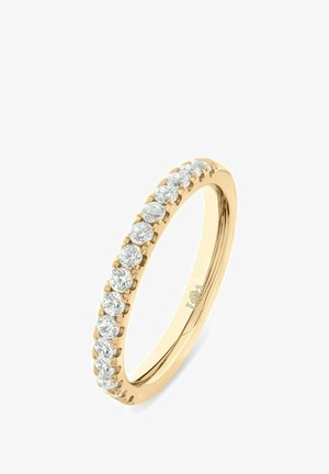 Goldener Ring mit einer durchgehenden Reihe von rund geschliffenen, klaren Diamanten um das Band.
