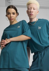 Puma BETTER CLASSICS OVERSIZED TEE - Pamata T-krekls - cold green