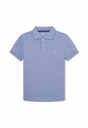 Lichtblauw poloshirt met korte mouwen en twee knopen, met een klein gekruist roeiriemenlogo op de borst en de tekst "Hackett" op de linkermouw.