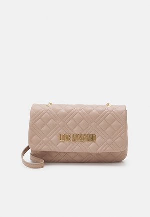 Beige quiltet Love Moschino skuldertaske med gyldent logobogstaver og kæderem på hvid baggrund.