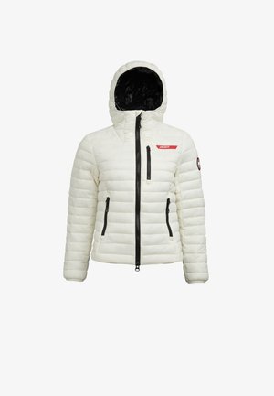 Biała kurtka puchowa z kapturem, z poziomym pikowaniem, czarnym zamkiem błyskawicznym, dwoma bocznymi kieszeniami i czerwonym logo na klatce piersiowej.