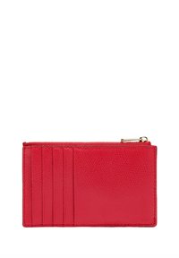 Czerwony skórzany portfel na karty o teksturowanym wykończeniu, z sześcioma przegródkami na karty oraz zamykaną na suwak komorą na górze na monety lub drobne przedmioty.