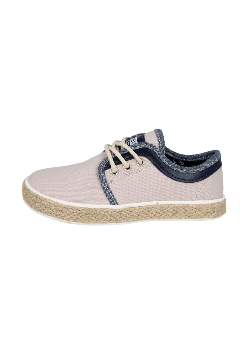 Zapatillas de lona rosa claro con un acento de denim azul, que cuentan con dos ojales, cordones beige y una suela envuelta en yute.