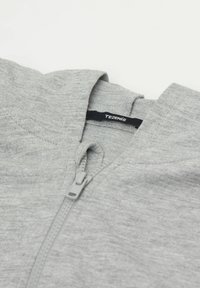 �Šedá mikina na zip vyrobená z měkké, texturované látky. Obsahuje přední zip a značkovou etiketu uvnitř límce.