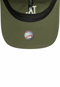 Olivgrüne Baseballmütze mit schwarzem Schirm, verstellbarem Riemen und gestickten Details. Enthält eine runde Öffnung mit einer Baseballgrafik.