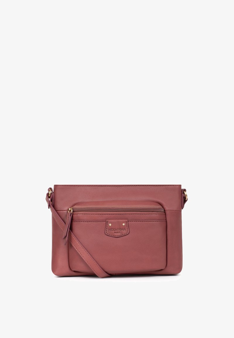 Sac en cuir rose à porter en crossbody avec une poche zippée à l'avant, quincaillerie dorée et une bandoulière détachable. Texture lisse et design minimaliste.