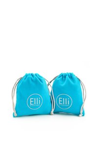 To turquoise stof pose med snorelukning og sølv hardware, der har et cirkulært hvidt logo med teksten "Elli" foran.