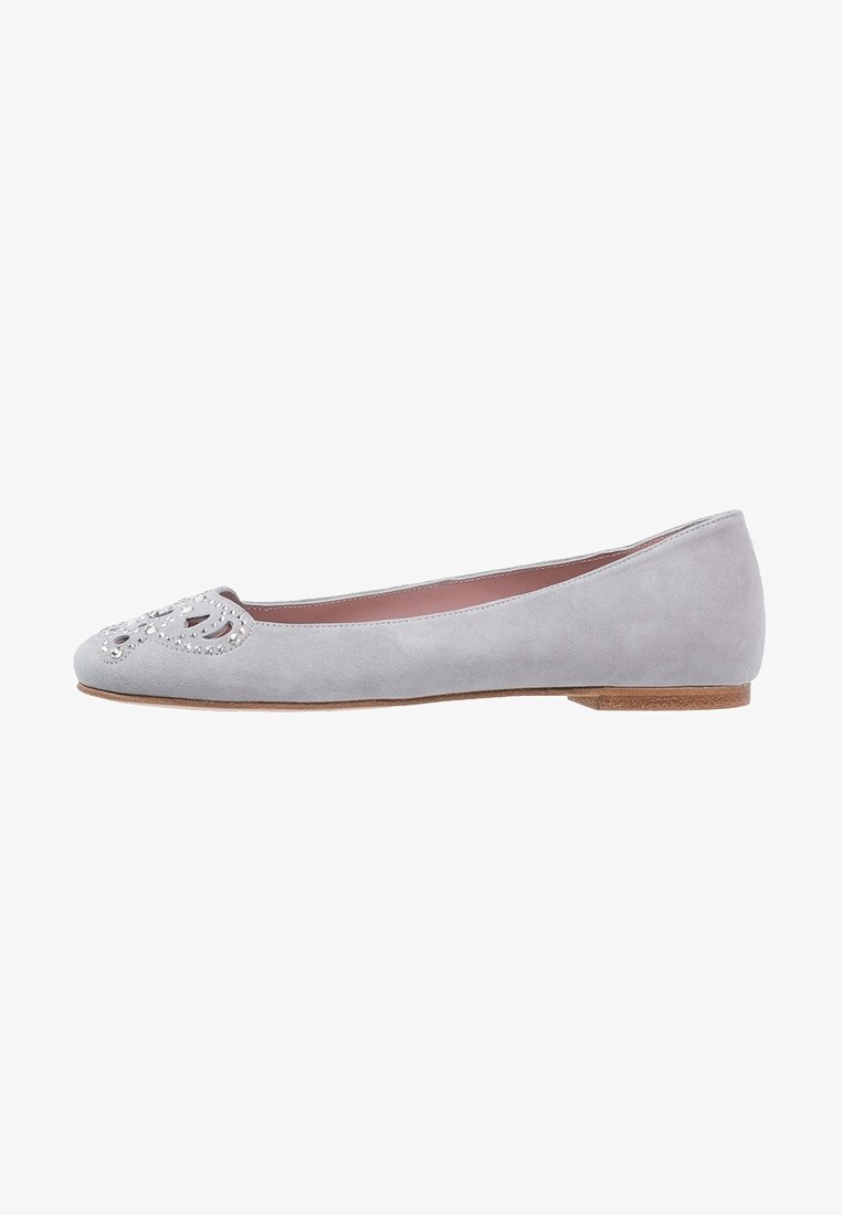 Ballerines en suedine grise avec un bout arrondi et un design de découpes décoratives agrémentées de strass sur la zone des orteils. Semelle en bois plate.
