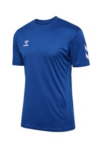 Blå atletisk t-shirt i mjukt, andningsbart material. Har rund halsringning och vita chevron-accenter på vänstra ärmen.