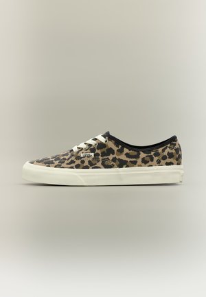 Lav-top sneaker med brun og sort leopardprint lærred, hvide snørebånd, hvid gummisål og Vans-logo på siden.
