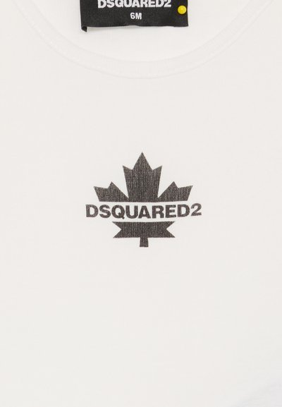 Hvid T-shirt med et sort "DSQUARED2" logo og et design af et ahornblad. Blødt bomuldsstof, rund halsudskæring og korte ærmer.
