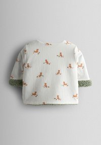 Weißes Langarmshirt mit orangefarbenem Fuchsdruck und weichem grünem Fleecefutter an den Ärmeln. Aus Baumwolle, lockere Passform.