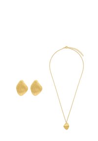 Gouden sieraden set met een gestructureerde, schelpvormige hangende ketting en bijpassende schelpvormige oorknopjes.