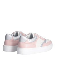 Różowe i białe sneakersy z teksturowaną boczną panelą, srebrnymi akcentami oraz perforowanymi detalami na pięcie. Gruba biała podeszwa.