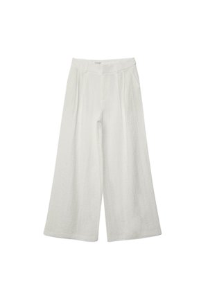 Bijele široke hlače visokog struka s prednjim naborima, izrađene od teksturiranog tkanja.