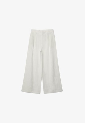 Bijele široke hlače visokog struka s prednjim naborima, izrađene od teksturiranog tkanja.