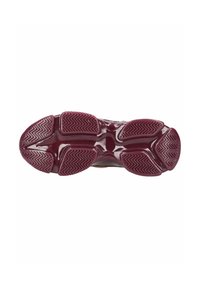 Semelle de chaussure en caoutchouc bordeaux, présentant un motif texturé et des rainures profondes pour l'adhérence. Forme arrondie avec des sections de talon prononcées.
