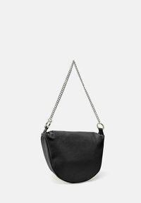Bolso de cuero negro con forma curvada, que presenta una correa de cadena plateada y cierres con cremallera. La superficie tiene un acabado texturizado.