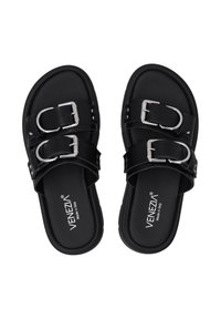 Zwarte sandalen met twee verstelbare zilveren gespen, van bovenaf weergegeven, met een eenvoudig ontwerp en "VENEZIA" branding.
