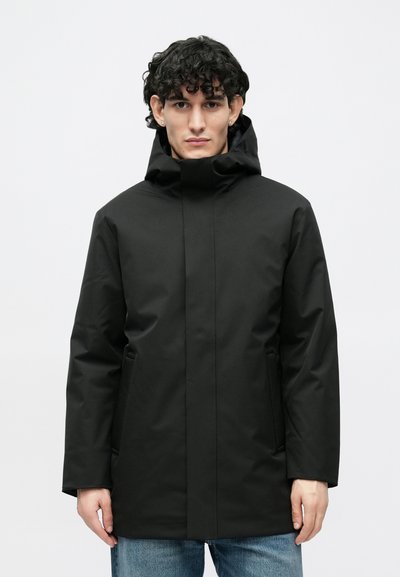 Geacă impermeabilă neagră, cu guler înalt, buzunare cu fermoar ascuns și un design simplu, cu textură netedă. Cu glugă și ușoară.