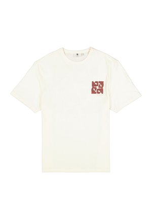 Camiseta color crema con cuello redondo, mangas cortas y un diseño gráfico burdeos en el pecho izquierdo. Hecha de tela de algodón suave.