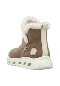 Brązowy zamszowy botek do kostki z białym sztucznym futrem w środku i beżową gumową podeszwą. Posiada boczny zamek błyskawiczny oraz przeszycia.