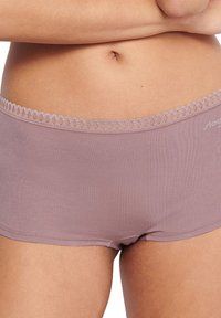 Lila Baumwollshorts mit einer Spitzenborte am Taillenbund, die eine glatte Textur und eine enge Passform bieten und mit einem dezenten Logo versehen sind.