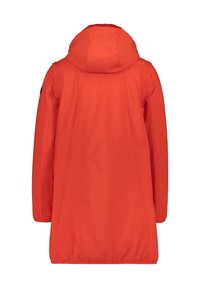 Parka imperméable rouge avec une capuche, des manches longues et un élastique à l'ourlet. Texture lisse, design minimaliste, sans motifs ni accessoires visibles.