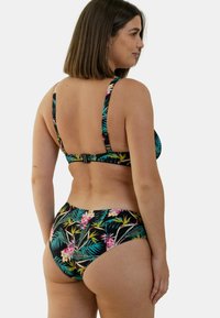 Bikini noir avec un imprimé floral tropical présentant des accents roses vifs et verts. Bretelles ajustables et fermoir arrière sécurisé. Texture de tissu lisse.