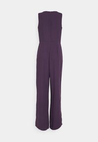 Mono morado con diseño sin mangas, corsé ajustado y pantalones de pata ancha. Cuenta con un cierre en la parte posterior y una tela suave y texturizada.