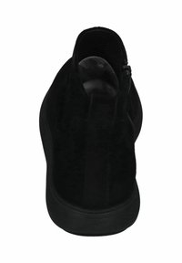 Zwarte suède enkellaars met rits en lus aan de achterkant, gezien vanaf de hiel met zichtbare gevoerde inlegzool.