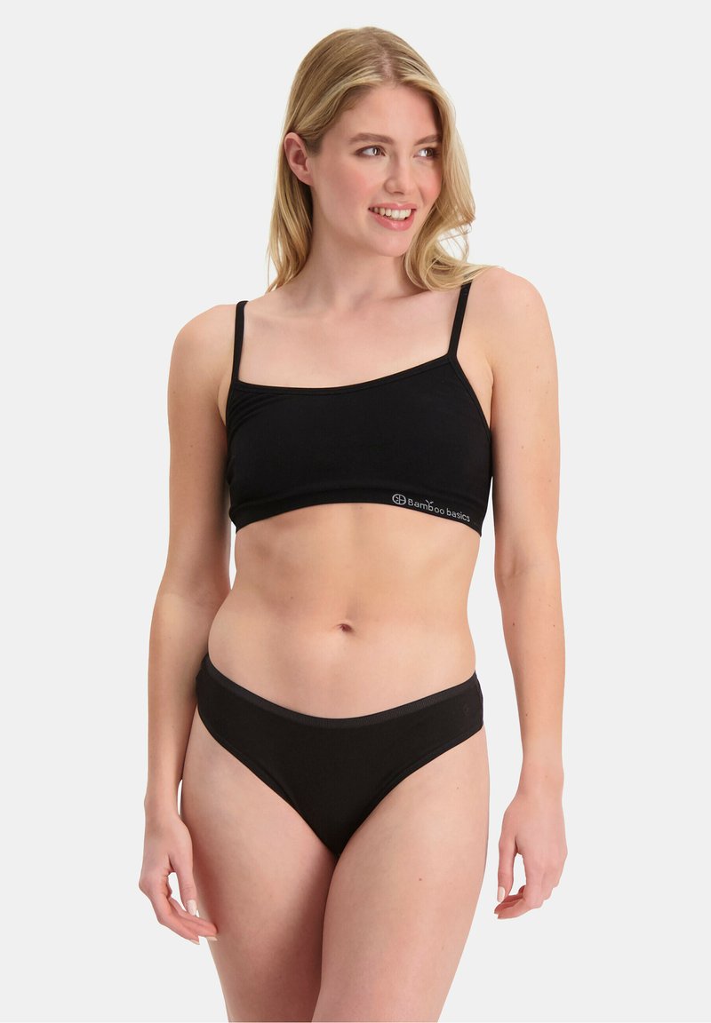 Musta bralette ja korkea vyötäröiset alushousut, jotka on valmistettu pehmeästä kankaasta. Niissä on ohuet hihnat ja logo-yksityiskohta vyötäröllä. Yksinkertainen ja hyvin istuva muotoilu.