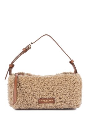 Sac à main rectangulaire beige en shearling bouclé avec bandoulière en cuir marron réglable et étiquette Lancaster Paris sur le devant.