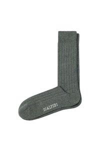 Calcetines de canalé de color gris oscuro hechos de un tejido suave, con puntera reforzada, puntera y talón en contraste, y la palabra "SCAIPERS" en blanco.
