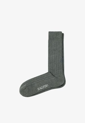 Calcetines de canalé de color gris oscuro hechos de un tejido suave, con puntera reforzada, puntera y talón en contraste, y la palabra "SCAIPERS" en blanco.