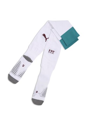 Białe skarpety sportowe z szarymi palcami i piętami, turkusowymi mankietami, logo Puma oraz napisem "F.P.F.", zaprojektowane dla prawej i lewej stopy.
