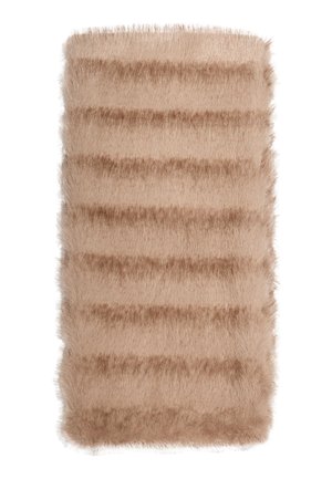 Blød, rektangulær beige imiteret pelsmåtte med vandrette mørkere beige striber og blød tekstur på hvid baggrund.