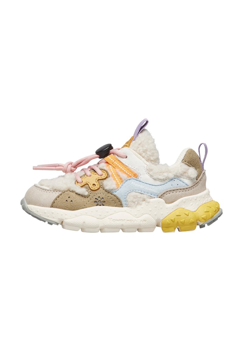 Nízké tenisky s vícebarevným semišovým svrškem, fleecovou podšívkou, růžovými elastickými tkaničkami, silnou bílou a žlutou podešví a poutky na patě a jazyku.