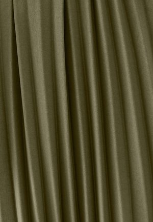 Olijfgroen stoffen gordijn met zachte verticale plooien en een gladde textuur, gelijkmatig hangend.
