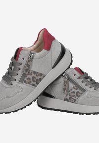 Grijze suède sneakers met een luipaardprint zijpaneel, rode accenten op de hiel en een grijze rubberen zool. Voorzien van veters en een ritsdetail.