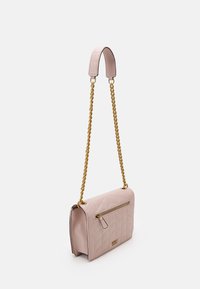 Prošívaná růžová kožená kabelka přes rameno s řetízkovým zlatým páskem, kapsou na zip a hladkou texturou. Má strukturovaný obdélníkový tvar.