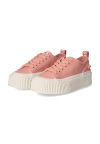 Lys rosa kanva sneakers med en tykk hvit såle med rillet overflate og matchende lisser. De har løkkede hæltapper for enkel påkledning.