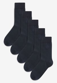 Cinco pares de calcetines azul marino oscuro, con un puño acanalado y un sutil detalle de logo. Fabricados con una tela suave y lisa de color sólido.