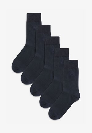 Cinci perechi de șosete negre închis, cu un tiv ribbed și un detaliu subtil al logo-ului. Fabricate dintr-un material moale și neted, cu o culoare solidă.