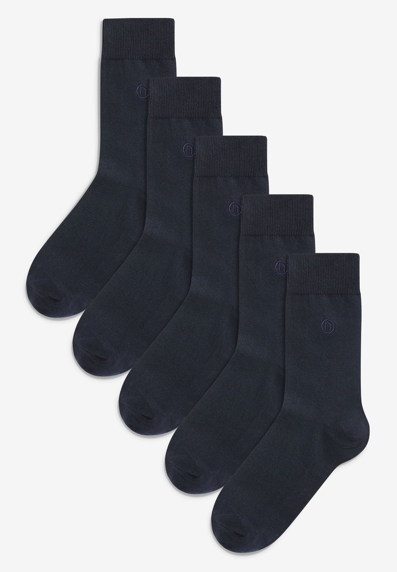 Cinco pares de calcetines azul marino oscuro, con un puño acanalado y un sutil detalle de logo. Fabricados con una tela suave y lisa de color sólido.